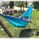 【愚痴】隣の家との間に高い目隠しなどないから庭が見えるんだけど、隣の奥さんが自立式ハンモックおいて寝転がってることがよくあった。目が合えば会釈するけどなんとなく気まずい…。でも起きてるときはまだ良いけど…。