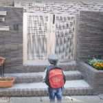 【ずうずうしい話】子供を学童と保育園に迎えに行き「今夜は別荘に出発だね♪」と帰宅。そしたらなんと、自宅前に旅支度した息子同級生兄妹が立ってた！