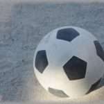 【キチ】河原を当時の彼氏と歩いてたら「あぶなーい！」私「え？」→横向いたら顔面にサッカーボールが！ →悲惨な事になっている私の顔を見た彼氏は涙流して爆笑していた。