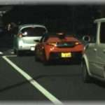 【キチ】赤信号で停車してたら後ろから来た車が俺の営業車を追い越して自転車のジーさんをはねた。はねた車からオバサンが出てきて「車傷ついたから弁償しなさいよジジイ！」と言い出し・・・