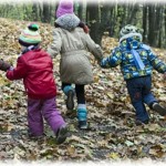 【黒い話】自分が子供の頃、神社や寺の駐車場では何十人もの子供たちが年齢問わずみんなで遊んでた。その中に知的障碍があるA君もいた。A君が15歳くらいになってもみんな楽しく遊んでいたが、ある日母親が「A君とは遊ぶな」とすごい剣幕で言ってきた。数日後A君の家に行くと怒鳴りつける町内の夫婦と泣きながら土下座するA君の母親の姿があった。その理由は…。