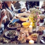 【呆れ】旦那が私に打診なく会社の人やら義実家を家に招待する。私「もう勝手に呼ぶのやめて」旦那「俺の家なのに」→私は台所に立ちっぱなしで旦那は皿一枚運ばずどっかり座って飲んで食べる。私の分も残さず食べることもよくある→独身になろう・・・