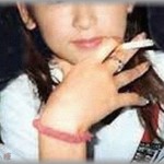 【キチ】喫煙室で煙草を吸ってたら、警官が来て「年齢確認させてください」と言われた。警官が私の免許証を確認し終わった時、何かが私たちの前を走った！