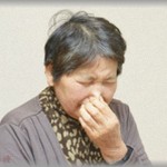 【オカルト話】いきなり訪問してきた大叔母さんとお茶してたら、ママ友Ａさんがおすそ分けの柿を持ってきてくれた。すると奥から出てきた大叔母さんが、Ａさんに向かって「アンタ！ひっどい臭うなあ！」と暴言を！！平謝りして帰ってもらった後、大叔母さんに問いただしても「あの人とは絶対に付き合うたらあかん」の一点張り。→　数か月後　