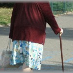 【コワい話】スーパーの入り口で、杖をついた二人のお婆さんのためにドアを開けてあげたら「ありがとう、ありがとう・・・」と手を握ってきた。手を離そうとしないお婆さんに、もう一人のお婆さんが「ほらもう行くよ！」と言うと、「ちょっと待って、今大事なところなんだから・・・」と言っていきなり・・・！