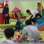 【DQN】イ○ンの遊び場で「おじちゃん、僕も肩車～」と集まってくる子供たちの相手でヘトヘトになった旦那。自分の子供を連れて帰ろうとすると、係りの人が追いかけてきて「子供忘れてますよ！」旦那「えっ知らない子ですけど」男の子「お父さん～ひどい』→　裏に連れて行かれ・・・