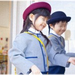 【図々しい話】幼稚園のママ友にお下がりの制服を渡したら→ママ友「ポンチョがないよ？」私「まだ使ってるの」→ムッとしたらママ友は…