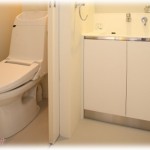 【冷めた瞬間】彼女と映画見ながら酒飲んでたら、途中彼女がトイレ行ったんだけどなにやら異臭が…。何事かと思ってトイレのほうを向くと…。ありえないことだらけなんだが？