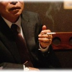 【愚痴】引越し先の近所にファミレスがなくて居酒屋で済ませるようにしたんだけど、分煙の所が無く、先日隣の客に「タバコが煙い」と消すように頼むと店主が…。