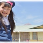 【怖い】親の世話をするため田舎に戻って、久しぶりに友人と会ったりしてた。その中のA子には可愛い2歳の子供がいたんだけど、私の仕事先の幼稚園にその子がいた。でもその子は入園できる年齢じゃないので話を聞くと…。