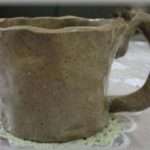 【大きな声で言えない話】高校卒業する時、陶芸部の友達が記念にマグカップをくれた。歪んでて飲みにくいので棚に飾りっぱなしにしてたんだけど、20年前のある時からずっと、なくてはならない物になった。その使い道は・・・