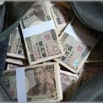 【嘘のような話】ちょっと好きだった会社の先輩が具合悪そうだったので、声をかけると震える声で「実家の事業が失敗して5千万の借金ができた」私はその午後銀行を周り「宝くじに当たったんです。使ってください」と5千万入ったボストンバッグを渡した。その後先輩は退社し何の連絡もなく、落ちこむ私。ところが2週間後・・・！