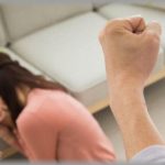 【DV返し】小さい頃にｳﾄから暴力を振るわれてた旦那は、酷いDVをするように。ある日、「こりゃ本気で殺される！」と思い反撃した。すると・・・