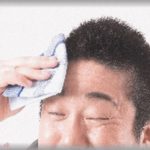 【なんでやねん】電車で横に立ってたお兄さんの具合が悪くなり、救急車が来るまで介抱してあげたら後日お礼をしたいと言われ、それをきっかけに親しくなった。そのうちお兄さんは私の家族とも親しくなり、今では旦那さんになった。んだけど・・・