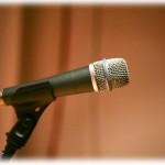 【武勇伝】仕事も出来てすごくいい子な会社の後輩Aちゃんが、資産家令息と結婚する事になった。式では馴れ初めが紹介され一同ほっこりしていたら、新郎友人席から馬鹿にしたような笑い声が。笑ってたのは荒んだケバ目の女で、酔っ払ってグデグデしながら「遺産目当てバレバレ。新婦地味ブス」などとAちゃんをけなしまくり、その女の旦那さんらしき人が手をあげようとするわ、うちの会社の子が怒鳴りだすわで阿鼻叫喚になってしまった。そんな中、「あーあー」という女性の声がして振り返ると、新郎のお母様がマイクを手に立っていた。そしてそこから始まるハイパーお母様タイム！