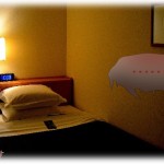 【怖い話】四年前自殺があった部屋の隣に住んでた。隣の人が亡くなってから半年位して、毎晩男女の話し声が聞こえるようになり同僚に泊まってもらった。その日も声が聞こえて、これは人間に違いないと同僚と二人で確認しに隣の部屋に行った。しかし何度ノックしても誰もでてこないのでノブを回したら鍵は開いてて、何故か重い扉を開けると、人の腕が見えた。その腕の正体は…。