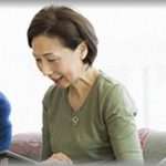 【シャレにならない怖い話】実家に遊びに行って父母と楽しく話していると、母が「そうだ、○○にいい本を見つけたのよ♪」と押入れを開けた。ところが下の段を見ようと座った母が、いつまでも動かない。「どうしたの？」と肩を叩いたら・・・