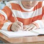 【ゾッとする話】小学生の時に教室で昼休みの終わりを待っていたら、担任の先生が血相を変えてやってきた。「 お母さんが仕事先で倒れたの。すぐ帰る用意をして職員室へ行きなさい」