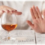 【修羅場】全くお酒が飲めない体質なのに、トイレから戻ったら、飲んでたジャスミン茶のグラスにウィスキー混ぜられてた！