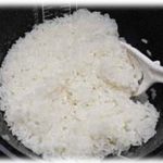 【DQNトメ】「息子ちゃんのために美味しいものを沢山買ってきたんだから」と惣菜や寿司を食卓に並べられ、義実家で夕飯を食べることに。寿司が嫌いなトメが自分のご飯をついで食卓に運ぼうとした瞬間、茶碗ごと床に落としてしまった。その時トメの取った行動に、一同目が点に・・・！