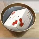 【鬼畜】俺が帰宅してから娘の誕生日を一緒に祝うことにしてたので、ケーキとプレゼントを買って家に帰った。ところが俺以外で外食して祝っきたらしく、娘に「私より仕事が大事なんだよね？おじいちゃんからもっと美味しいケーキもらったから、こんなのいらない」と言われた。翌朝ゴミ箱を見ると、包装されたままのケーキとプレゼントが・・・