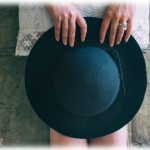 【旦那の方が…】姑の誕生日に帽子を贈ろう思ったけど好みの色が分からなかったので聞いたら「帽子じゃなくて財布でいいよ」だって。催促とかおかしい→この場合は旦那がクズじゃ…。