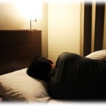 【恐怖】寝るときも鍵をかける習慣のない俺の家。ある日寝ていると上に猫でも乗ったような重みがあったので目を開けるとそこにいたのは…