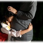 【クズ】高校の同級生の家に何人かで集まる飲み会に、臨月の嫁と4歳の娘を連れて参加した。途中嫁が辛そうにしてたけど楽しかったから無視して長居したら、帰ってから嫁が不機嫌になったので謝ったんだけど…。