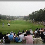 【ずうずうしい話】有名な大会が行われるゴルフ場の近くに住んでて、ゴルフ好きな知人に車を停めせさせてあげてたんだけど、あまりに多くの人に頼まれるので、この10年は一切断ることにしてる。ところがある年、家に帰ると・・・