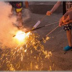 【非常識】うちの前の私道で花火をやられた。3家族くらいが集まって打ち上げ花火までやっており、やんわり注意したら逆切れされた→朝起きると車の上に大量の花火のカスがあった。