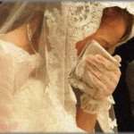 【不幸な結婚式】結婚式場のバイトで、どうしても忘れられないカップルが1組いる。新婦はスタイル抜群の美人、新郎はずんぐりむっくりのハゲ中年。新婦は最初からずっと泣いてて、新郎の方を見ようともせず・・・