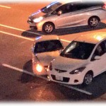 【スカッとする話】交差点内で信号無視の車に突っ込まれた。突っ込んできた中年夫婦「こっちが青だった！」私「私が青でした」夫婦「若い子は嘘つきで嫌だねぇ」私「じゃあ…」