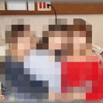 【怖い話】小さな娘をなくした母親が落ち着きを取り戻した頃、お見舞いにきた友達二人と写真を撮った写真のことを思い出し、現像に出し取りに行った。すると写真屋は「現像に失敗して・・・」と口を濁した。あきらめきれない母親が食い下がると、｢見ない方がいいと思いますけれど、驚かないで下さいね。｣としぶしぶ写真を見せてくれた。するとそこに写っていたのは・・・！