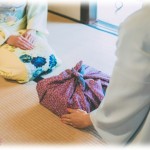 【手土産談義】子供がお世話になっている方に、ママ友とお礼の商品券を持って伺った際、不意打ちでママ友が取り出したのは…→白熱した手土産・お礼談義に。