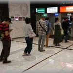 【キチママ】ATMで並んでたら、先頭の女の子が前の人が忘れて行ったカードを持ってダッシュ、持ち主に届けて戻ってくると、また一番後ろに並んだ。その話を姉がママ友に話すと「その女の子馬鹿じゃない？私だったら・・・」