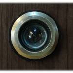 【恐怖】夜中3時。「ピンポーン×2」私「え、誰…」ドアの向こうの人「警察です」私「警察かぁ。事件かな？とりあえずドアスコープで確認…えっ…？」