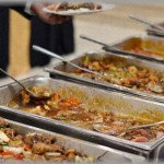 【スカッとした話】強制的に参加させられた同僚の披露宴は、ファミレスレベルのショボい食事だった。会費１万円以上の二次会もスカスカの立食パーティーで、皆腹ペコでキレる寸前。さらにビンゴ一等賞品の海外旅行までタカる気満々の新郎新婦に、場の雰囲気はシラーッ・・・ところがその時！