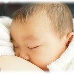 【カッコイイ】義実家に子が生まれてから初めて帰省したら一族揃ってて、酔っ払った男衆が公開授乳ショーを強要。周りも止めきれず、パニックで泣きそうになっていると…。