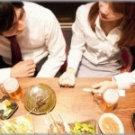 【こわい】会社の飲み会で男性社員と女性社員が飲んでいたのだが女性社員の表情がおかしい。男性社員の表情もかなり厳しいと思ったら、とんでもない騒動になった。