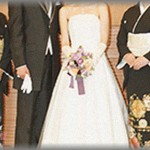 【不幸な結婚式】家の事情で式にお金をかけれなかった親戚の結婚式は、質素ながらもとてもいい式だった。ところが新郎新婦が参列者のお見送りをしてる時、5歳くらいの女の子が新婦に向かって大声で言った言葉に、一同「・・・」