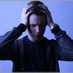 【怖い】アパートに住む友人から電話がかかってきた。「部屋から出られなくなった！助けに来てくれ」すぐに部屋にいくと、友人はリビングの真ん中でポツンと立っていた。