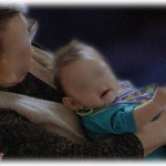 【衝撃体験】夜中2時に赤ちゃんの号泣が聞こえて母と二人で外に出ると年寄りが赤ちゃんをあやしてた。婆「マンションだと騒音になるから…」私「ふーん」母「（おかしい）」