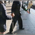 【武勇伝】盲目のおじいさんが駅員さんの腕を持って、ホーム内を誘導してもらっていた。するといきなりサラリーマンが近づいて「いい加減にしたらどうですか？いつもいつも目に余るんですよ」と二人にしつこくつきまとい出した。周りがポカーンとして見ていたら・・・