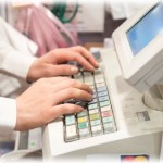 【イラッとする話】店で、1900円の会計で5000円札で支払ったのにお釣りが100円のみだったのでお釣りが足りないと店員に伝えると、クズ過ぎる対応をされた。店員のセリフとしてありえない！