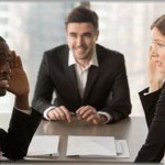 【お荷物】中途社員「年始はフルで休みます」上司「やむを得ない事情が？」中途社員「僕は既婚者で子供がいますから家庭優先で☆」