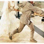 【衝撃体験】結婚式の最中いきなり教会の扉が開き、男の人が「迎えにきたぞ！お前はこういう演出が好きだって言ってたから、この日を待っていたんだ！」と叫んだ。一同唖然とする中、新婦がツカツカとその男に近づき・・・