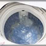 【うちの嫁】結婚後、水道代がバカ高くなったので、回ってる洗濯機を止めて中を見てみると、小さなシーツが1枚。なんと嫁は洗濯物を小分けにして1日5回も洗濯機を回してた。「まとめて洗った方が節約になるよね？」と言ったら・・・