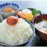 【意味不明】和食レストランに入り「１人です」と言ったら店員に「１人？」とため口で聞き返された。話してもらちがあかないので店を出たら店長が追いかけてきた。