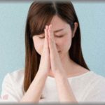 【怖い話】家の窓がこじ開けられ、大事にしてたマグカップが盗まれた。そしたら3日後、A夫婦が「ほんの出来心で盗んでしまった。どんな償いでもするから、お願い、あの祟りを止めて！！」と泣きながら謝りに来た。「祟りって？？」とパニクる私。A夫婦に話を聞くと・・・「こわっ！」