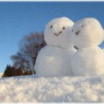 【和む話】うっすら雪が積もった日、ゴミ出しに行ったときに見かけた隣の息子さんがパジャマ姿で手にしていたのは…